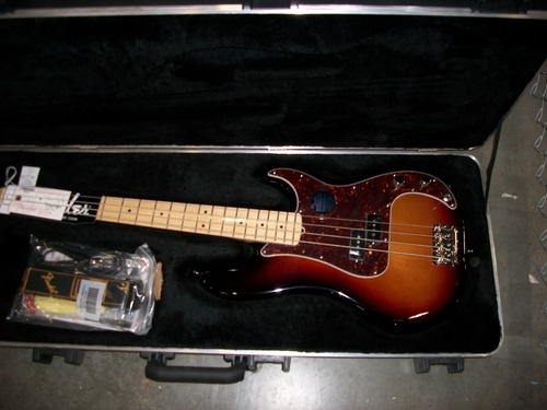 Fender American Standard Precision Bass, 3-Tone Sunburst Maple Fretboard